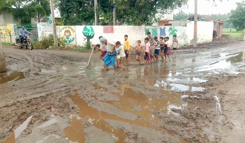 दलदल में फंसा गांव: स्कूल के बाहर कीचड़, ग्रामीण बोले "अब होगा चुनाव बहिष्कार"